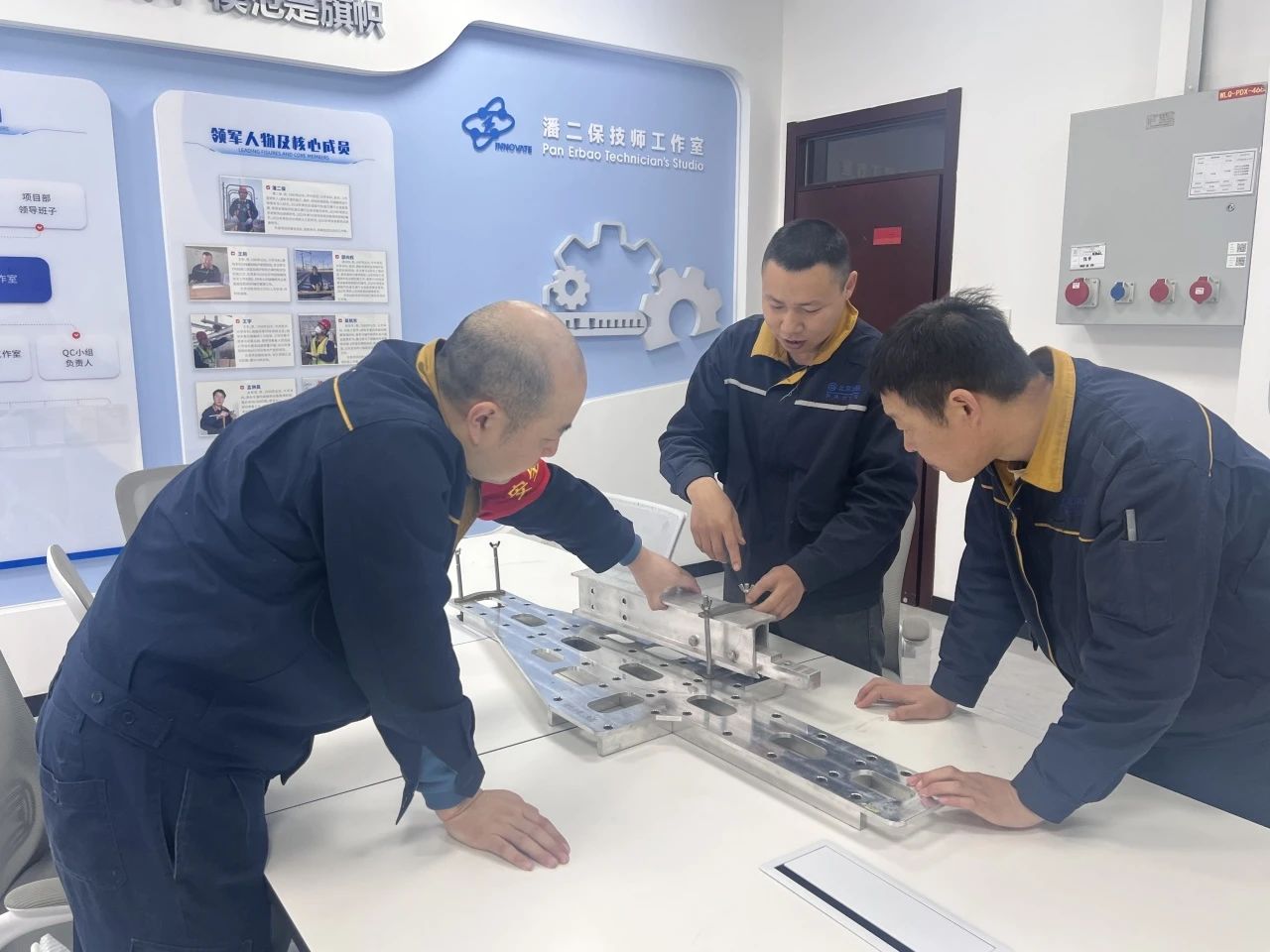 北京地铁接触网项目部分段绝缘器辅助调整板正式“上岗”(图1)