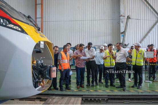 中车株机打造的全新ETS3双轨电力动车组已送抵大马 陆兆福视察项目 (图2)